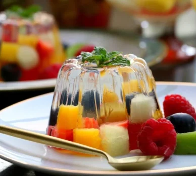 ژله میوه‌ای سه لایه یکی از جذاب‌ترین و خوشمزه‌ترین دسرهای خانگی است که با ترکیب میوه‌های تازه و رنگ‌های جذاب، هم چشم‌نواز و هم خنک و لذت‌بخش است