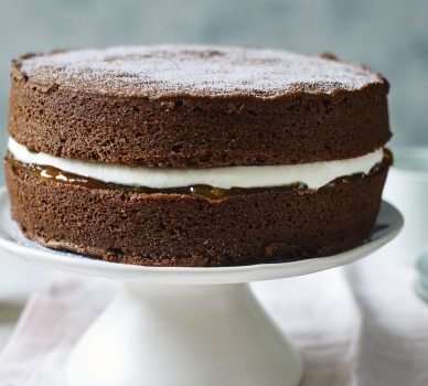 کیک اسفنجی کاکائویی با کرم وانیلی یکی از محبوب‌ترین کیک‌های خانگی است که با بافت نرم، سبک و طعم شیرین شکلات و کرم وانیلی، انتخابی عالی برای مهمانی‌ها و تولدها می‌باشد